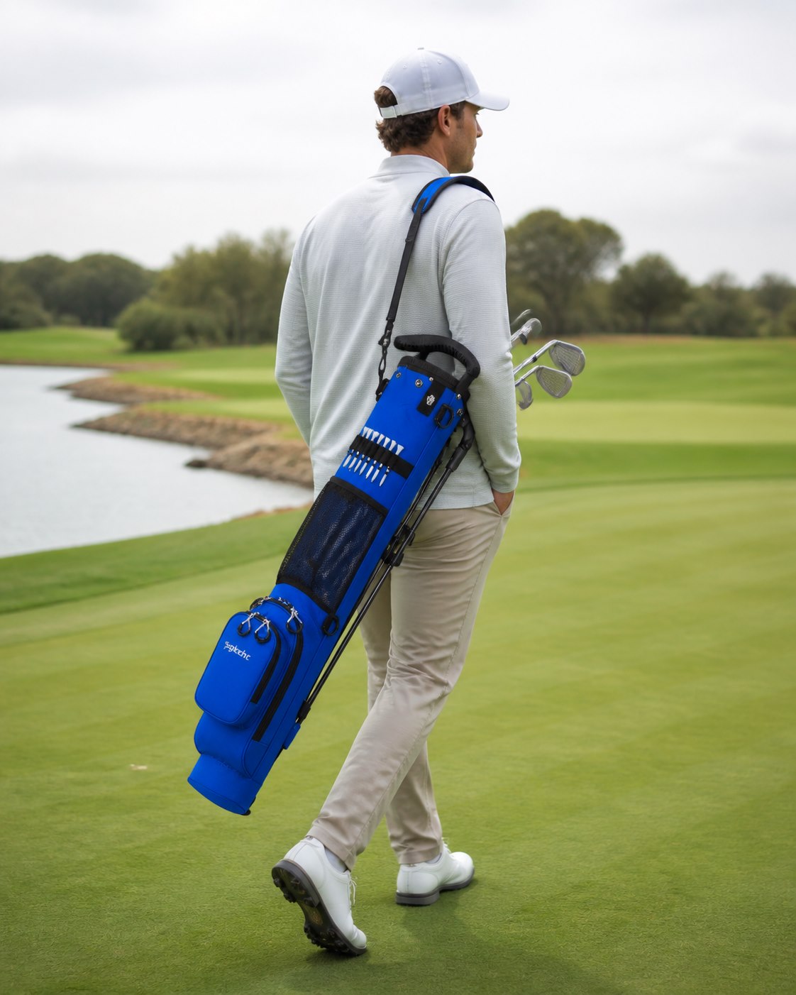 Golfista caminando con la bolsa compacta sgkvhr